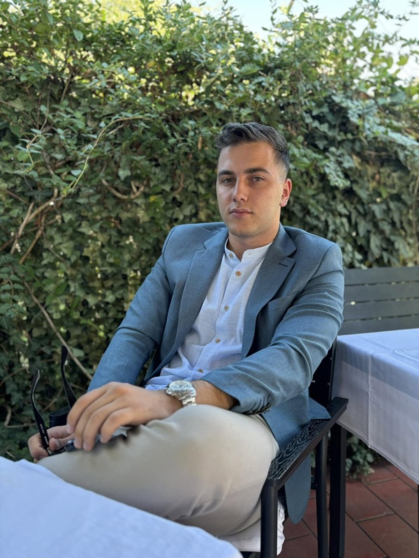 profesorul mihail iordache in costum bleu la o masa afara