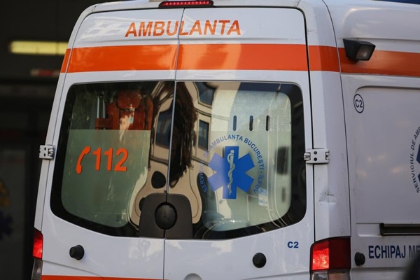 o masina alba de ambulanta parcata