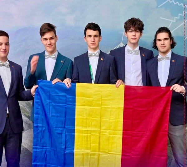 cinci elevi romani baieti tin in mana steagul romaniei
