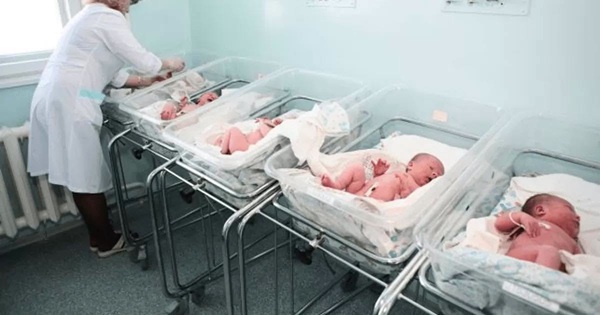 o asistenta ingrijeste mai multi bebelusi in maternitate