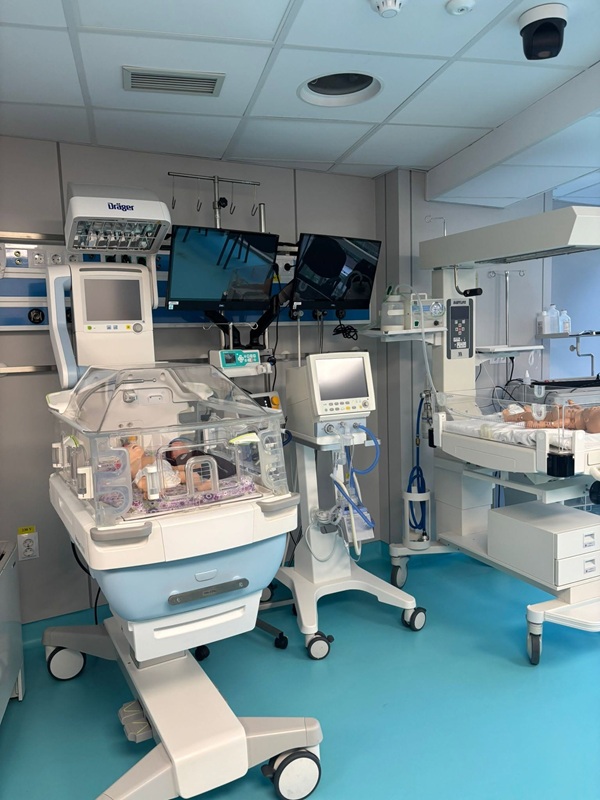 sala neonatologie cu doua incubatoare de bebelusi in maternitate