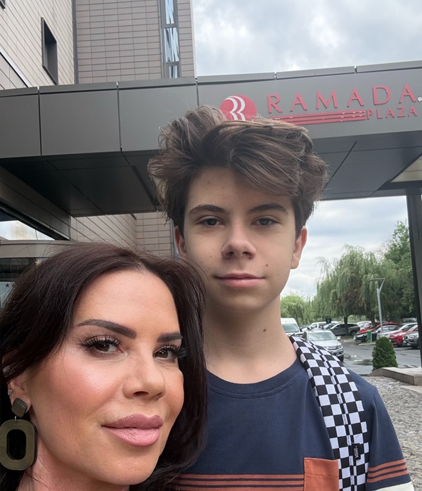 luminita anghel face selfie cu baiatul ei filip imbracat in gri cu un ghiozdan in spate