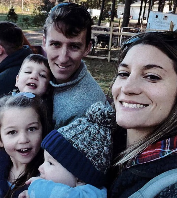 selfie facut de o mama cu trei copii si sotul ei alaturi