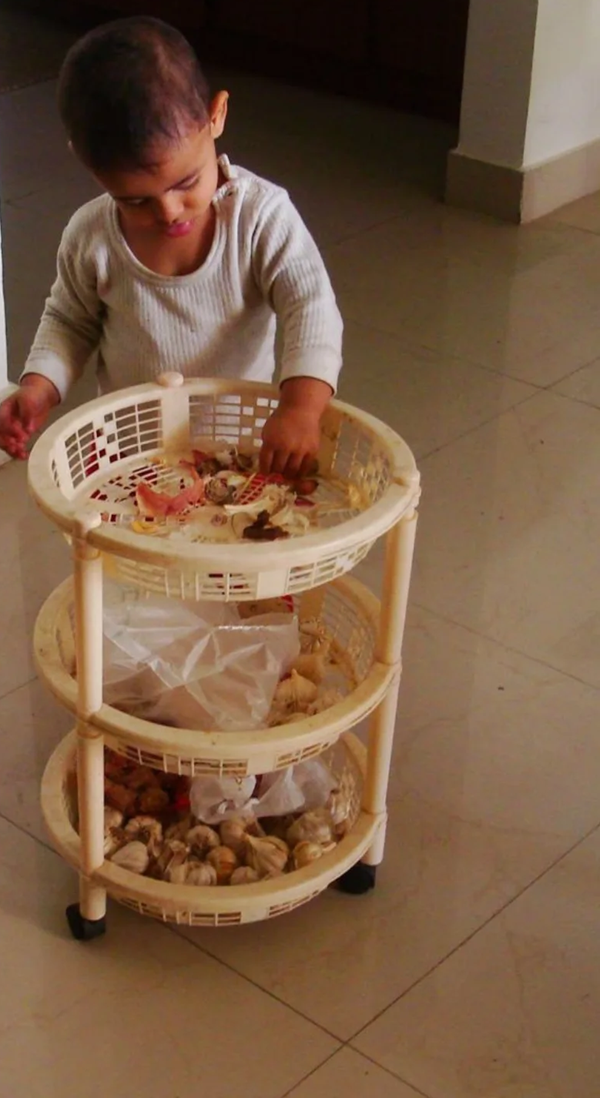 baiat plimba un dulap cu legume in casa