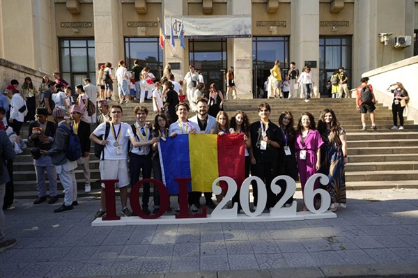 elevi tin steagul romaniei in fata unei facultati