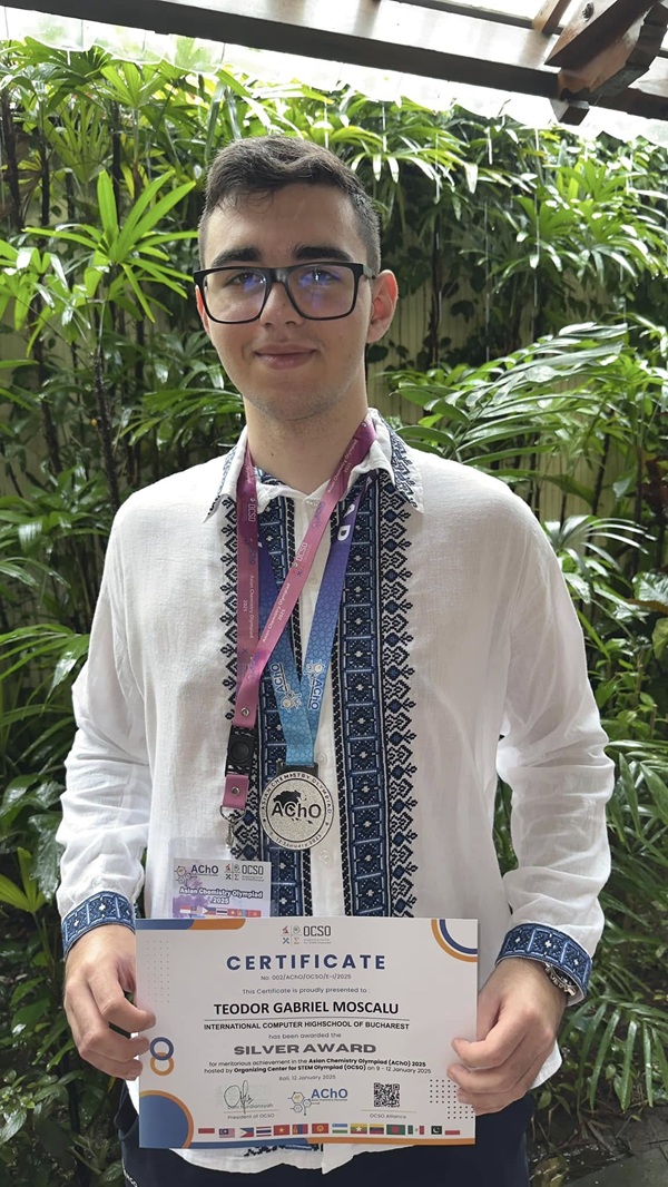 teodor moscalu in ie romaneasca tine o diploma in mana