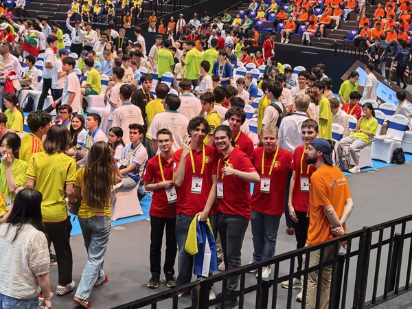 elevi romani imbracati in rosu la olimpiada de matematica din china