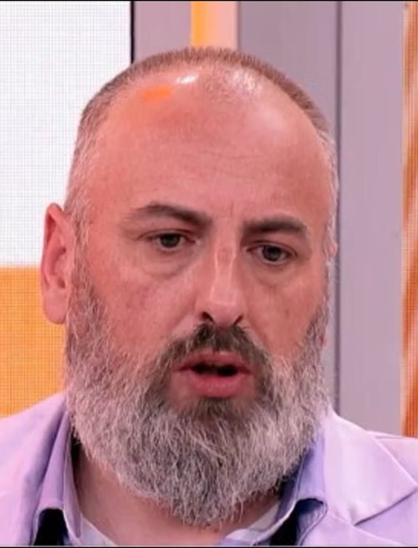 barbat in camasa roz cu barba alba