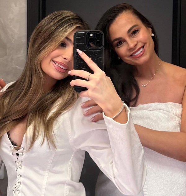 selfie facut de anca serea infasurata in prosop cu fiica ei sarah
