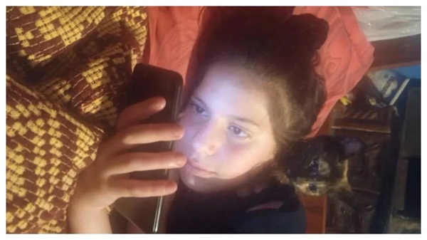 fata sta in pat se uita pe telefon