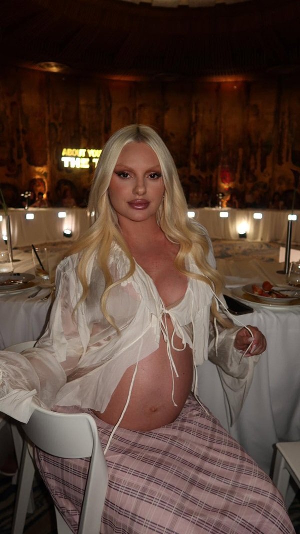 alexandra stan cu burtica de gravida la vedere in furta roz cu bluza alba