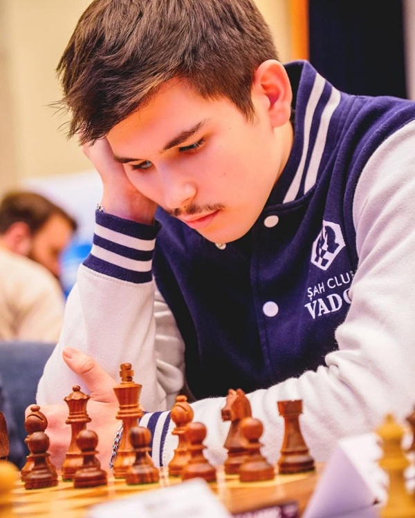 felix ilinca joaca sah si priveste pe tabla