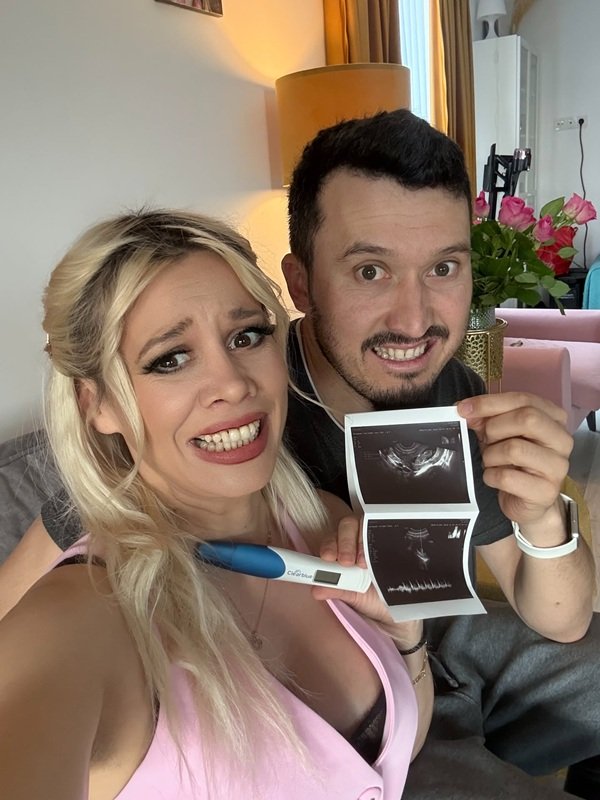 anisia gafton si partenerul ei tin in maini un test de sarcina si o ecografie