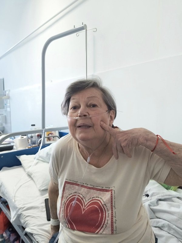 anca pandrea in pijama pe un pat de spital gesticuleaza