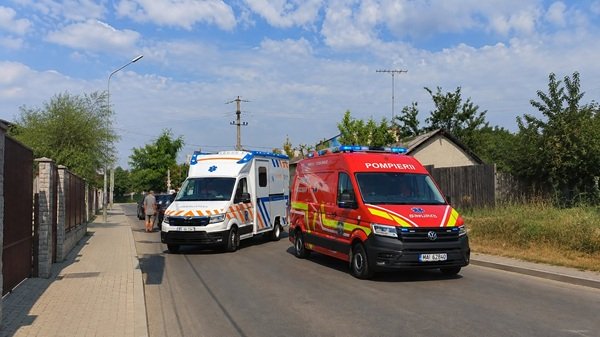 ambulanta si pompieri pe o strada la locul unui accident