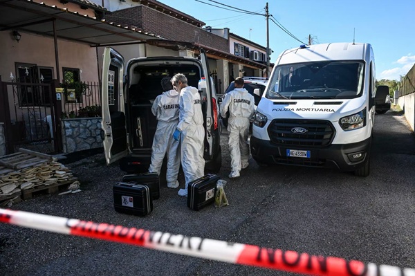 carabinieri si mai multi oameni stransi la fata locului tragediei in italia