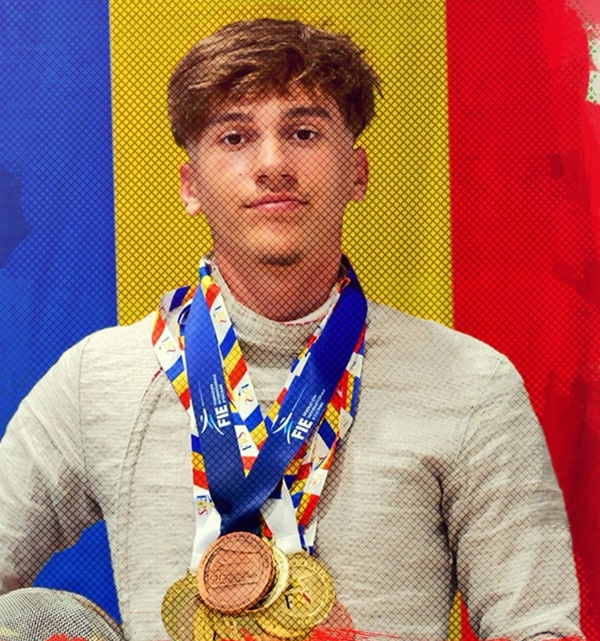 matei alexandru radu cu medalii la gat pe fundalul tricolorului