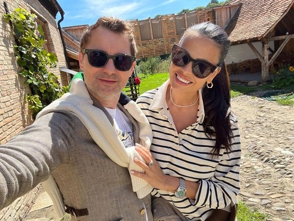 anca serea imbracata in bluza alba cu dungi negre alaturi de adrian sina care face un selfie cu ea in natura