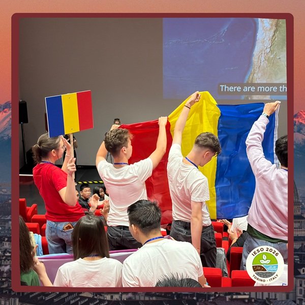 elevi romani se bucura in sala la olimpiada si tin in mana tricolorul