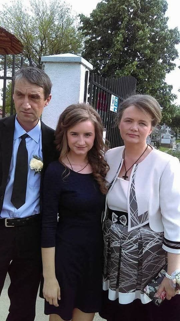 alexandra ivanov imbracata in negru alaturi de mama si de tatal sau