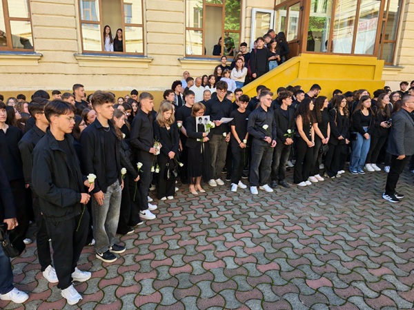 mai multi elevi si profesori imbracati in negru la inceput de an scolar