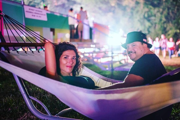 mihai bobonete alaturi de sotia sa se relaxeaza intr-un hamac