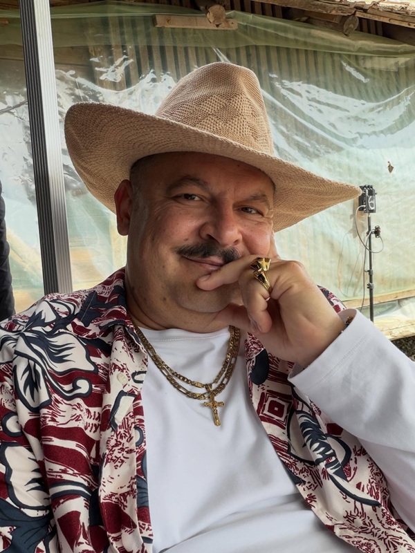 mihai bobonete cu palarie in cap in camasa cu flori si maieu in rolul lui bobita din las fierbintiț