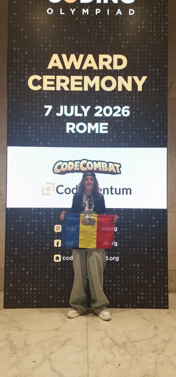 ianu sebastian tine tricolorul in mana sta cu spatele la un ecran