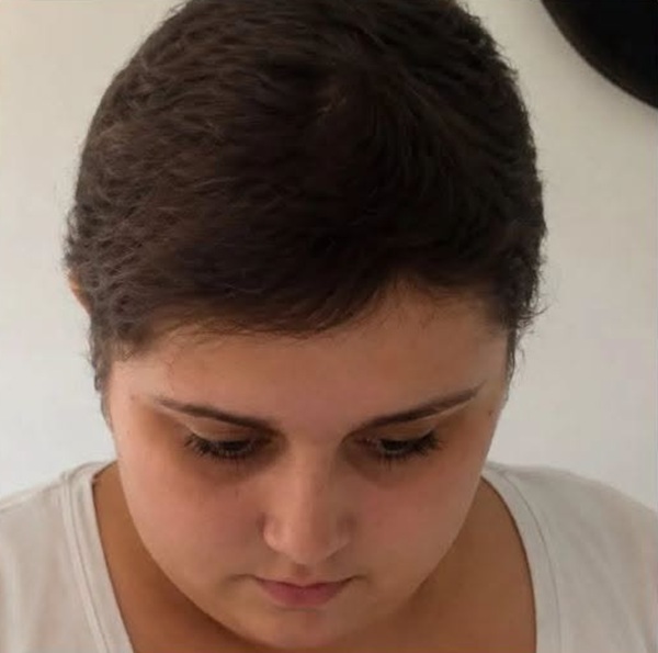 femeie tunsa scurt cu capul in jos