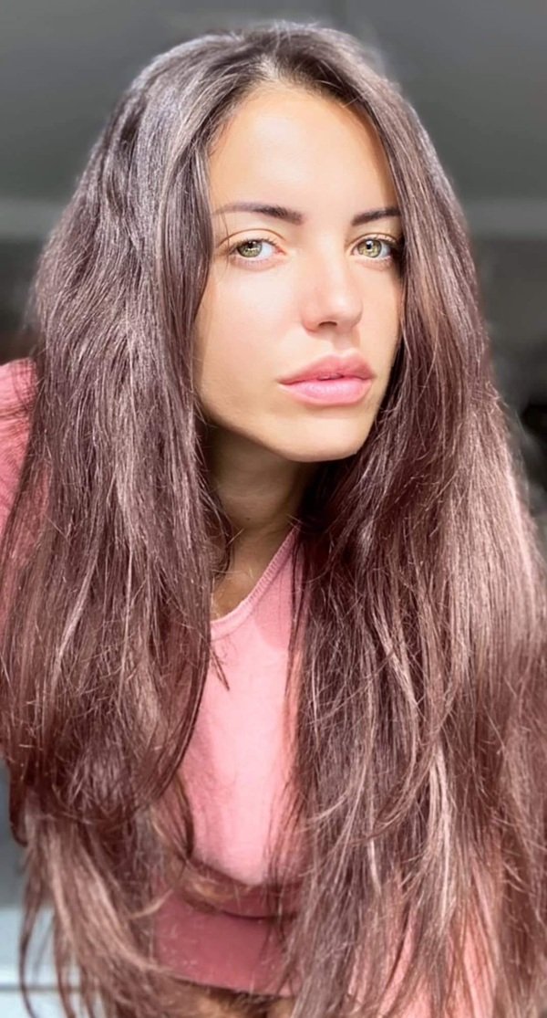 madalina apostol imbracata in roz cu parul desprins face un selfie