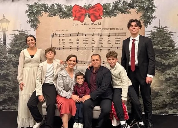 familie cu mai multi copii in spate un calendar cu note pe portativ