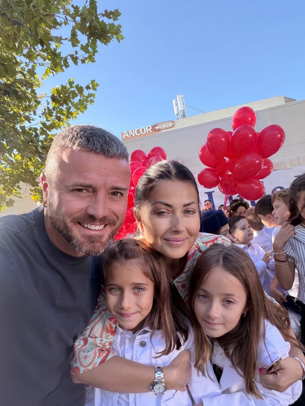 selfie facut de gabriela cristea si tavi clonda impreuna cu fetitele lor cu baloane in prima zi de scoala