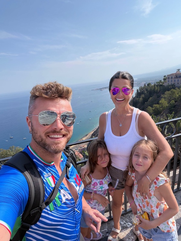 selfie facut de gabriela cristea si tavi clonda impreuna cu fetitele lor