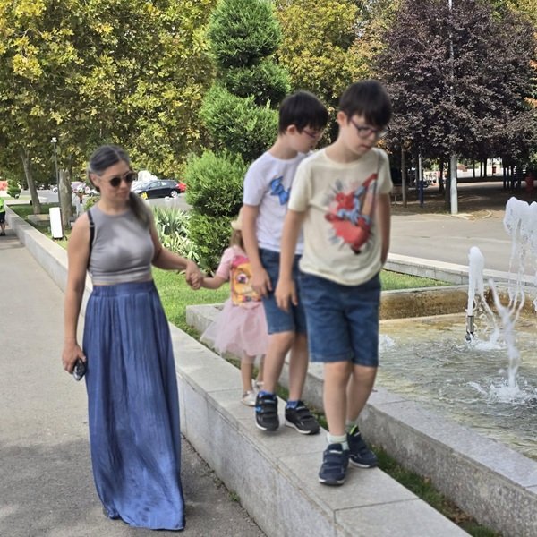 cristina balan in rochie lunga isi plimba copiii in oras
