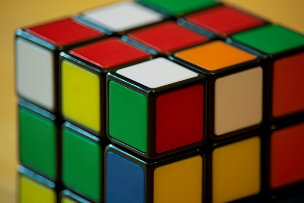 cub rubik colorat pe fundal galben