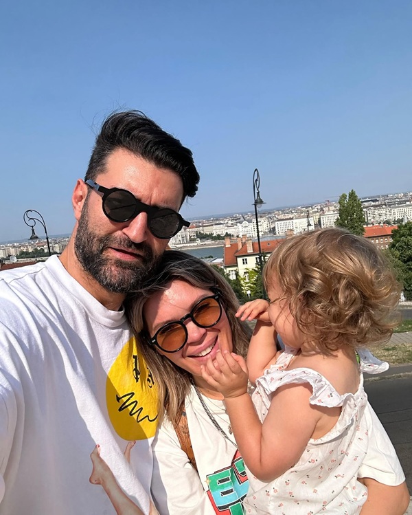 selfie facut de smiley gina pistol si josephine imbracati in alb