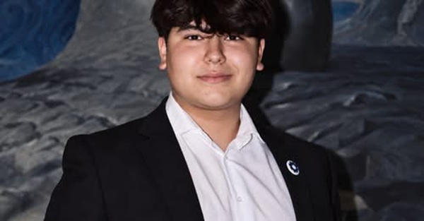 alexandru manole in camasa alba si costum negru