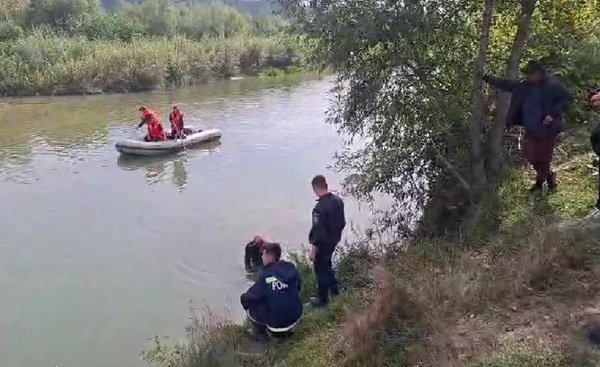 cautari efectuate de politie pe malul unui rau