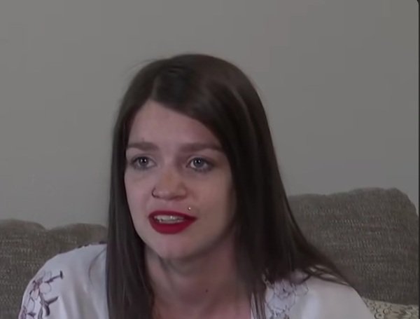 femeie satena cu parul lung si buze rosii