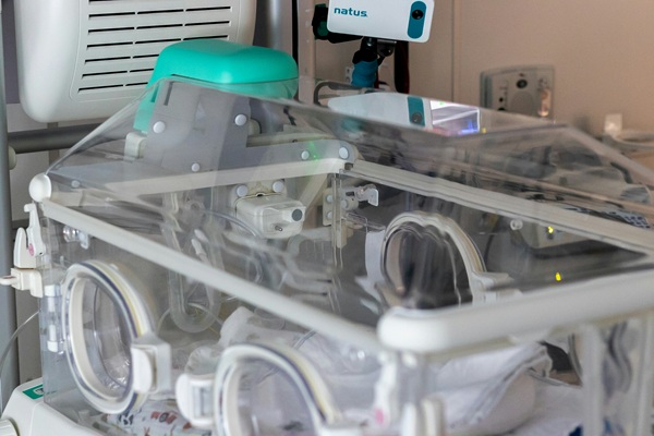 incubator modern intr-o maternitate