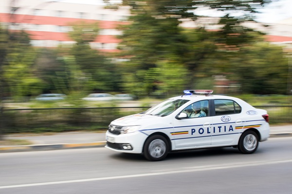 masina de politie in mers pe sosea in viteza