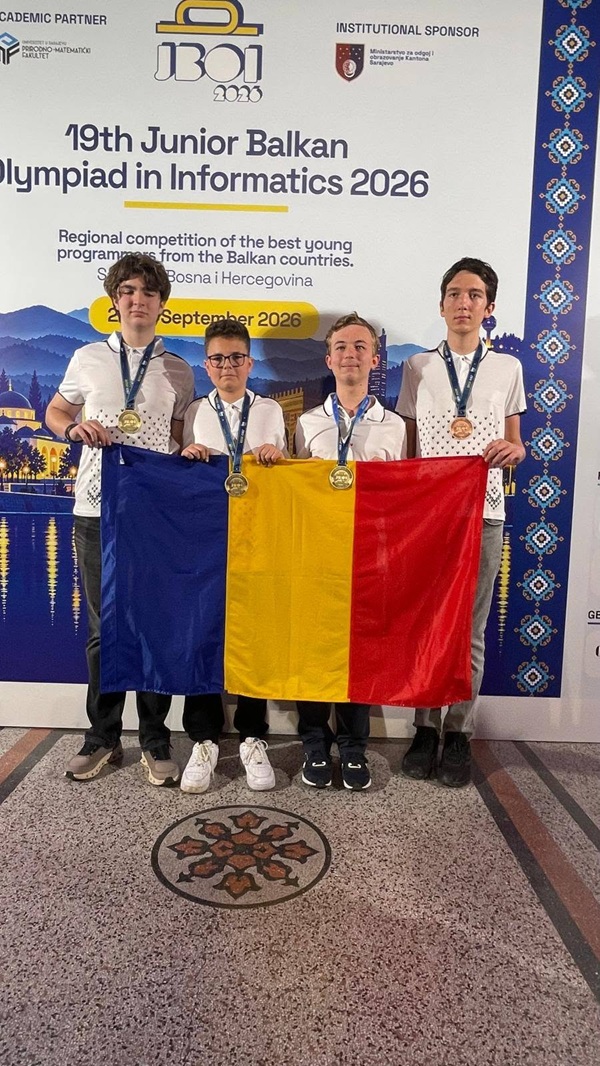 4 baieti cu medalii la gat tin steagul romaniei