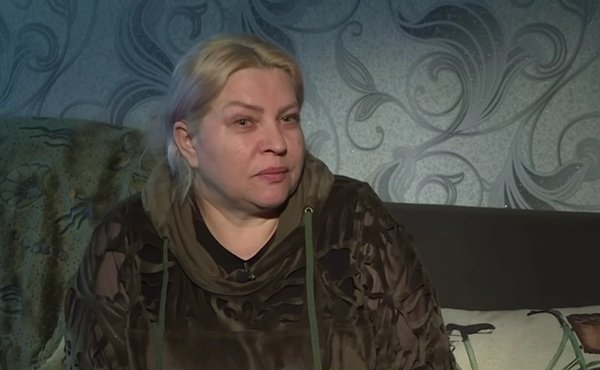 femeie blonda imbracata in maro da interviu