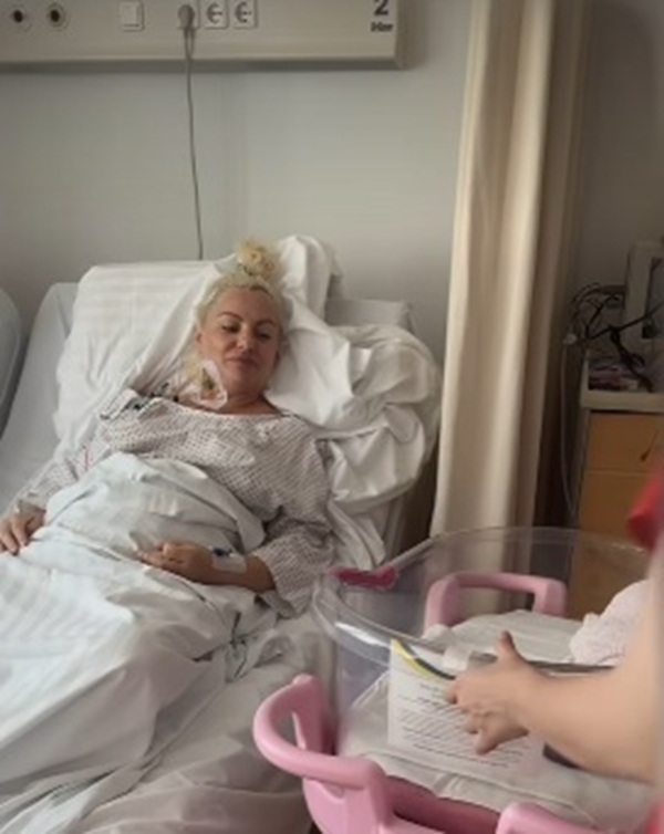 alexandra stan sta in pat de spital si se uita la fiica ei