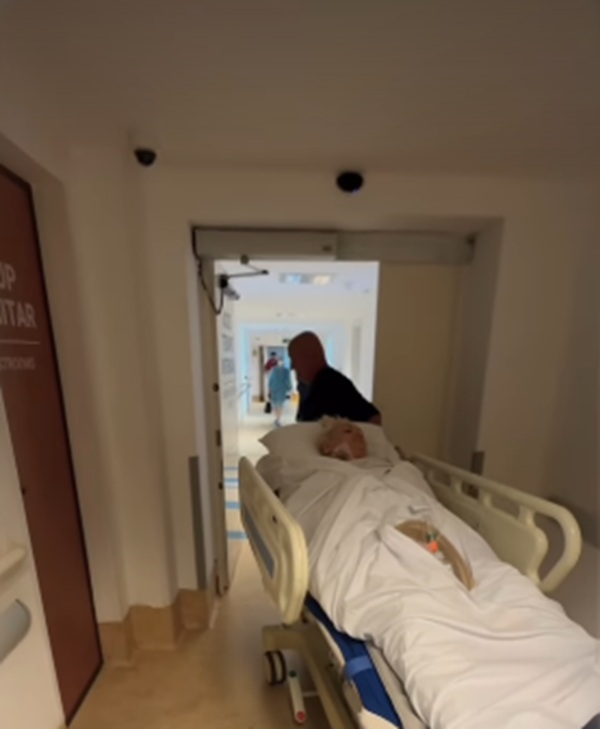 alexandra stan pe targa dusa de medici in sala de operatie