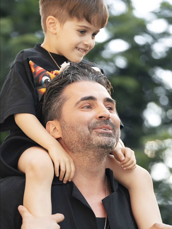 pepe in camasa neagra cu pepe junior in carca