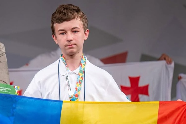 andrei nemtisor tine in maini steagul romaniei