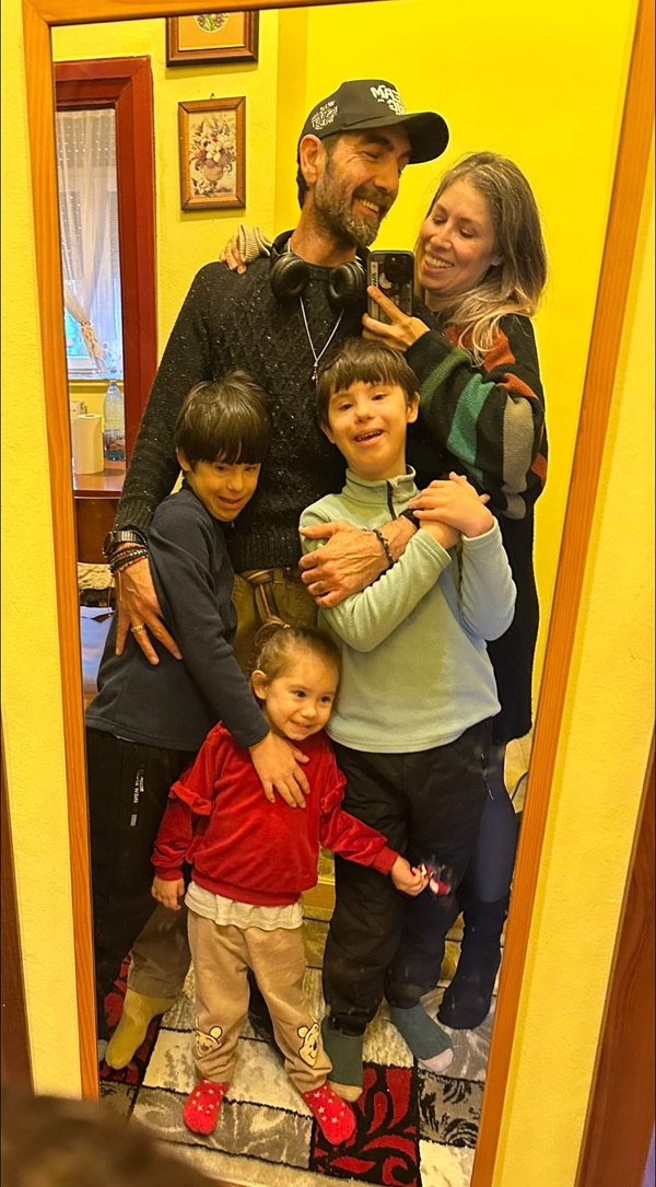 cristina balan impreuna cu sotul si copiii ei fac selfie in oglinda