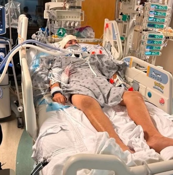 baiat in halat de spital la terapie intensiva conectat la aparate