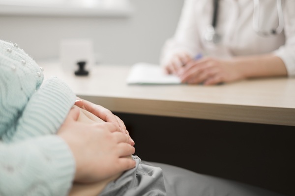femeie gravida la doctor la consult in cabinet